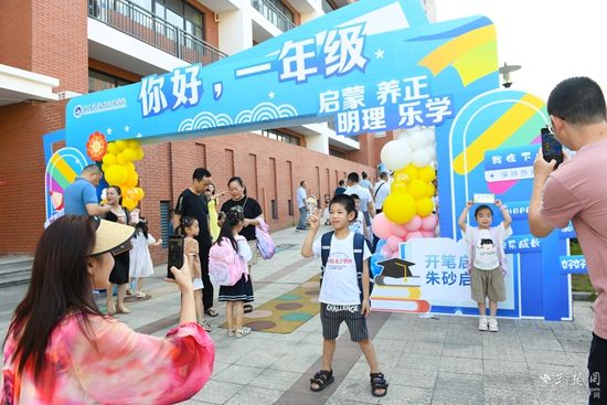 咸寧市實驗外國語學(xué)校 家長帶著新生孩子來校報道(2).jpg.jpg