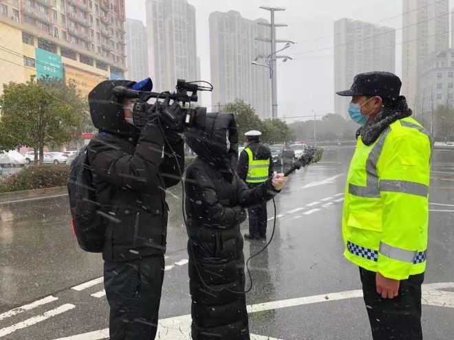 孝感市融媒體中心楊亞玲（風雪中，采訪疫情期間重返一線的退休警察）_副本.jpg.jpg
