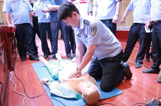 7月17日，嘉魚(yú)縣公安局治安大隊(duì)會(huì)同縣紅十字會(huì)組織開(kāi)展一線民輔警防溺水急救技能專項(xiàng)培訓(xùn).jpg