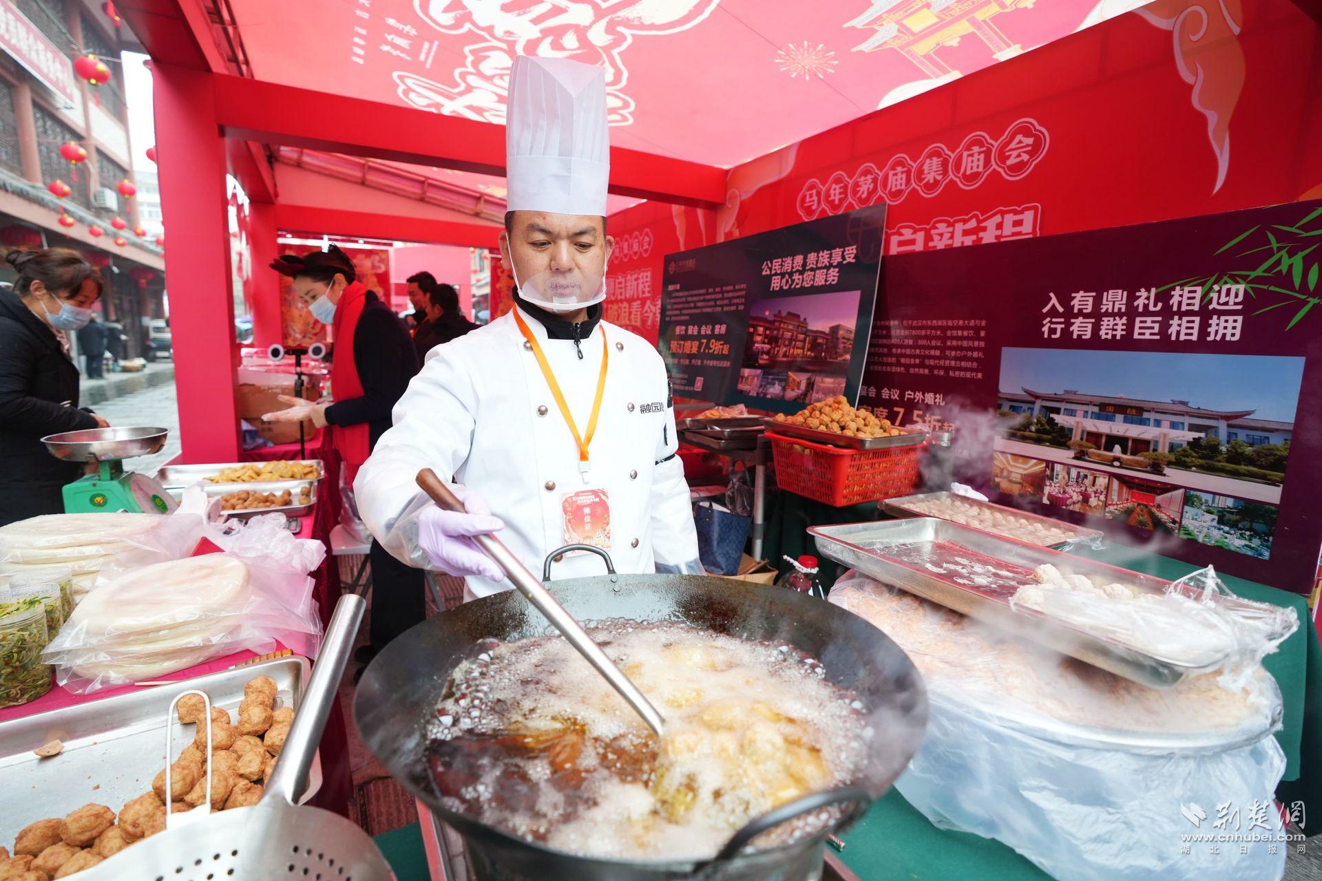 現(xiàn)場(chǎng)臘味、鹵貨、炸圓子吸引市民前來(lái)品嘗購(gòu)買(mǎi) (1).JPG.JPG