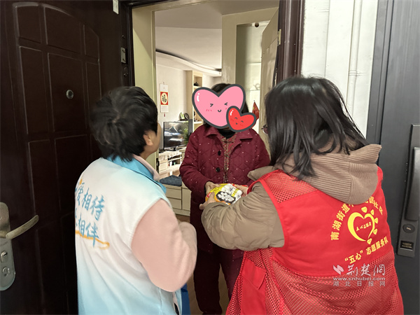 志愿小隊(duì)上門(mén)為轄區(qū)獨(dú)居、高齡老人送去湯圓.jpg